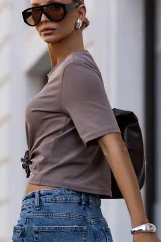 BEŻOWY t-shirt ELIVIE z marszczeniem i różą