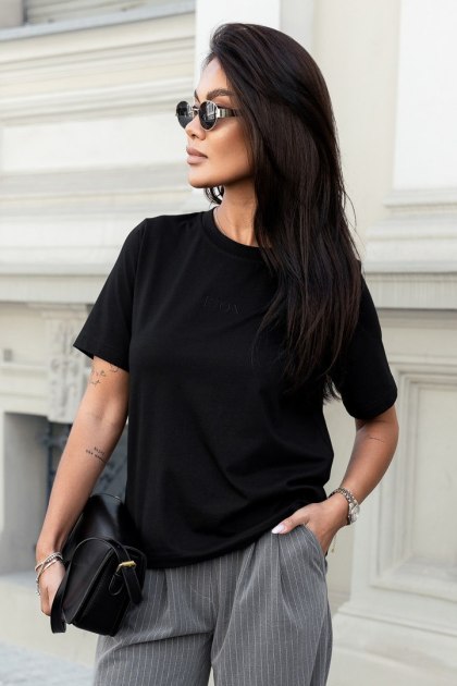 Klasyczny czarny t-shirt z haftem LUCY