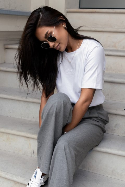 Klasyczny biały t-shirt z haftem LUCY